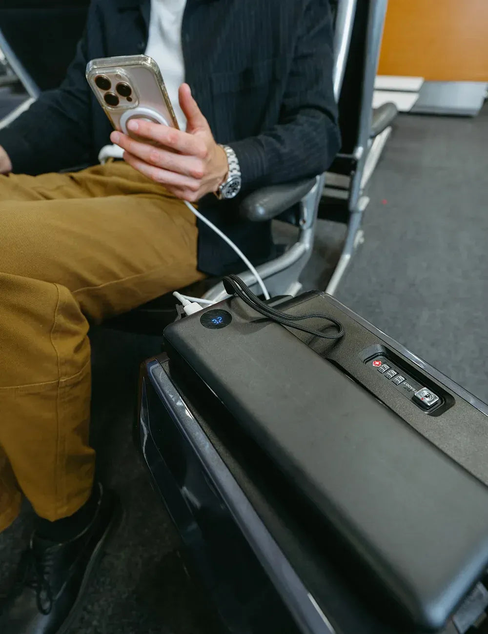 Smart Rideable luggage|App Control|Motor:200W|Speed:6mph|Mileage:6.2miles|Airline-Approved|Zipperless|ABS+PC|4″ solid tires||Weight: 17.3lbs|Max Load:242lbs|Battery:37V,2.5Ah|Charge time:3h|Electric Brake|Volume:31L|1-Year Warranty
